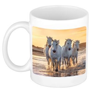 Dravende witte paarden op strand mok / beker wit 300 ml