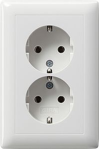 Gira dubbel wandcontactdoos met randaarde Compact Let op voor ovale inbouwdozen