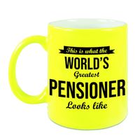 Cadeau mok / beker how the worlds greatest pensioner looks like - neon geel - afscheid/ pensioen/ VUT   -