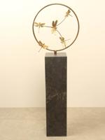 Bronzen sculptuur ring met 5 messing libellen, Ø 32 cm Bronzen sculptuur ring met 5 messing libellen, Ø 32 cm