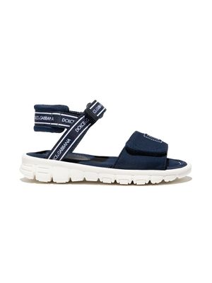 Dolce & Gabbana Kids sandales à logo imprimé - Bleu
