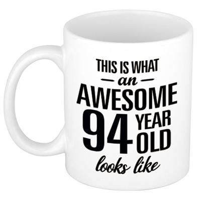 This is what an awesome 94 year old looks like - cadeau koffiemok - 300 ml - verjaardag 94 jaar This is what an awesome 94 year old looks like - cadeau koffiemok - 300 ml - verjaardag 94 jaar