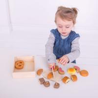 Bigjigs houten kistje met snijbrood, 17dlg.