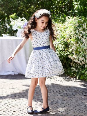 Feestelijke jurk met bloemen en reli'fborduurwerk en een riem op de rug gebonden ecru