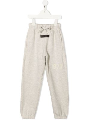 FEAR OF GOD ESSENTIALS pantalon de jogging à patch logo - Gris