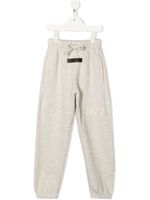 FEAR OF GOD ESSENTIALS pantalon de jogging à patch logo - Gris
