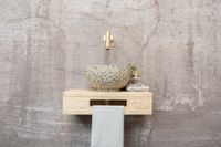 Saniclear Seba fonteinset met eiken plank, zwart-witte terrazzo waskom en gouden kraan voor in het toilet - thumbnail