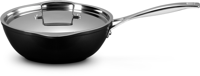 Le Creuset Wokpan met schenktuiten + Deksel - Les Forgées TNS - ø 24 cm / 2.8 liter - standaard anti-aanbaklaag Le Creuset Wokpan met schenktuiten + Deksel - Les Forgées TNS - ø 24 cm / 2.8 liter - standaard anti-aanbaklaag
