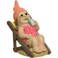 Tuinkabouter vrouw zonnend in strandstoel - kunststeen - H21 cm