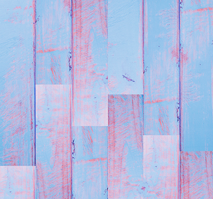 Behang met print in blauw met paars/roze