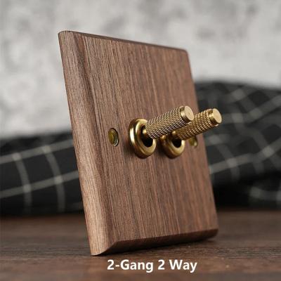 RetroLux Zwart Walnoot 1-4 Gang Wandschakelaar met Messing Toggle
