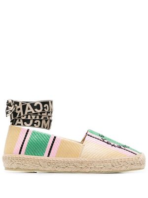 Stella McCartney sandales brodées à semelle plate - Tons neutres
