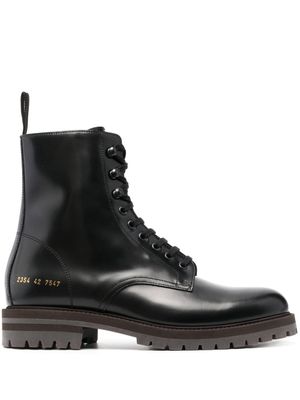 Common Projects bottines lacées à logo imprimé - Noir