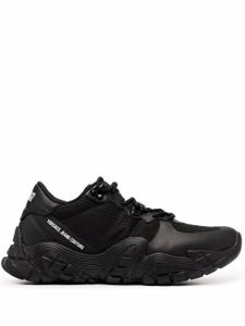 Versace Jeans Couture baskets à semelle oversize - Noir