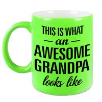 Awesome grandpa / opa cadeau mok / beker neon groen 330 ml - thumbnail