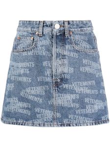 VETEMENTS jupe en jean à logo imprimé - Bleu