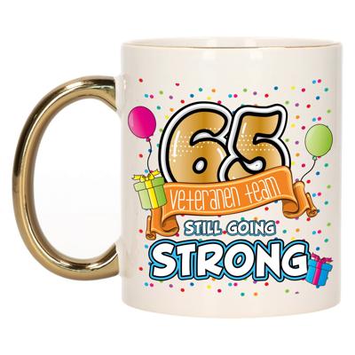 Verjaardag cadeau mok 65 jaar - goud - veteranen team - 300 ml - keramiek