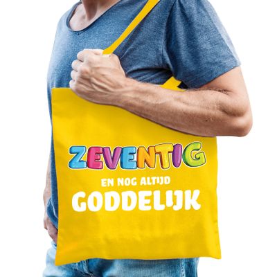 Cadeau tas 70 jaar - zeventig en goddelijk - heren - geel - katoen - 42 x 38 cm Cadeau tas 70 jaar - zeventig en goddelijk - heren - geel - katoen - 42 x 38 cm