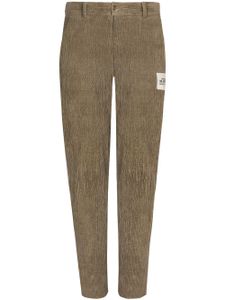 Dolce & Gabbana pantalon fuselé en velours côtelé à patch logo - Tons neutres