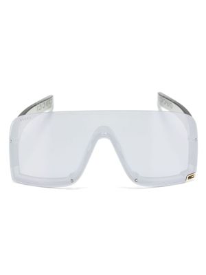 Gucci Eyewear lunettes de soleil couvrantes à logo gravé - Gris