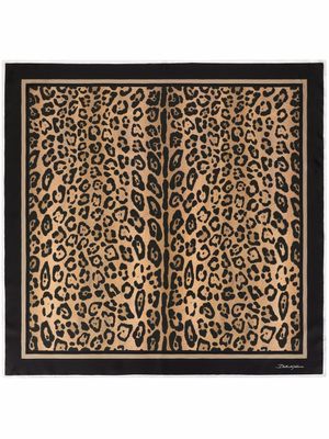 Dolce & Gabbana foulard en soie à imprimé léopard - Marron