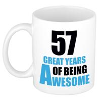 Verjaardag 57 jaar Koffiemok Cadeau - Great years of being awesome - wit/blauw