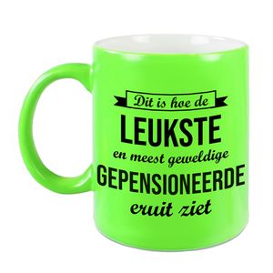 Hoe de leukste gepensioneerde eruitziet koffiemok / theebeker neon groen afscheidscadeau pensioen / VUT 330 ml