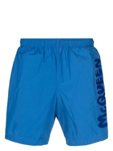 Alexander McQueen short de bain à imprimé Graffiti - Bleu