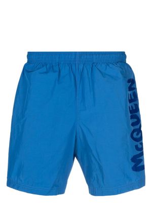 Alexander McQueen short de bain à logo imprimé - Bleu