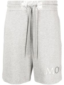 Moncler short à logo imprimé - Gris