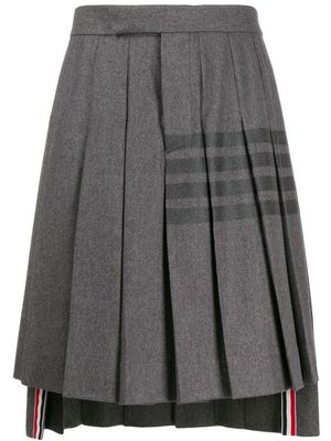 Thom Browne jupe mi-longue plissée à 4 bandes signature - Gris