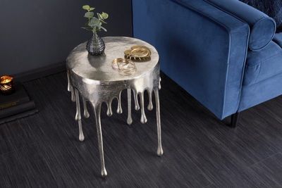 Extravagante bijzettafel LIQUID LINE 50cm zilver traandesign metaal aluminium rond - 39883