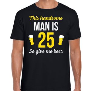 Verjaardag cadeau t-shirt 25 jaar - this handsome man is 25 give beer zwart voor heren