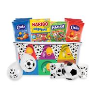 Voetbal partybox - chips, snoep & feestartikelen - 2680g Voetbal partybox - chips, snoep & feestartikelen - 2680g