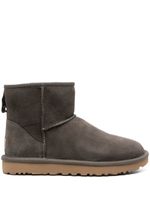 UGG bottines Classic Mini II en peau lainée - Gris