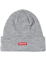 Supreme x New Era bonnet à logo S - Gris