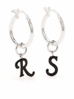 Raf Simons boucles d'oreilles à breloque logo - Argent