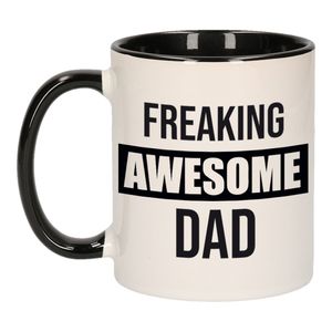 Vader cadeau mok / beker zwart freaking awesome dad   -