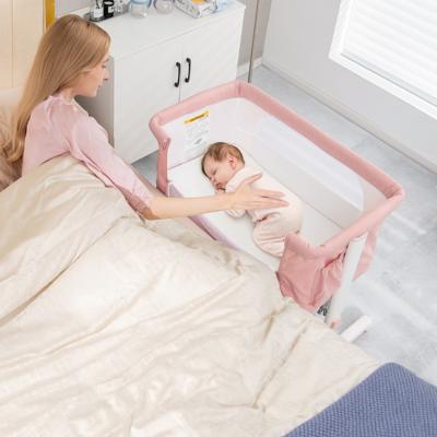 3-in-1 Baby Wiegje met 5-Standen Verstelbare Hoogte 10° Kanteling Comfortabel Matras Ademend Gaas Zij Opbergzak & Reistas Roze
