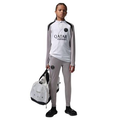 Nike Paris Saint-Germain x Jordan Strike Trainingspak 1/4-Zip 2025-2026 Kids Wit Grijs Zwart Nike Paris Saint-Germain x Jordan Strike Trainingspak 1/4-Zip 2025-2026 Kids Wit Grijs Zwart
