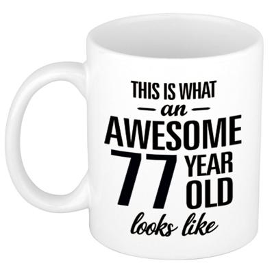 This is what an awesome 77 year old looks like - cadeau koffiemok - 300 ml - verjaardag 77 jaar