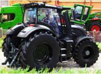 Britains Valtra Q 305 Versu tractor 1:32 Britains Valtra Q 305 Versu tractor 1:32