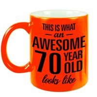 Awesome 70 year verjaardag cadeau - koffiemok - beker - neon oranje - 330 ml