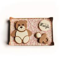 Chocolade babybeer met speen op plak