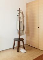 Umbra Pillar handdoekrek 50x50x165cm Rubberhout Zwart/walnoot 1014257-048 - thumbnail