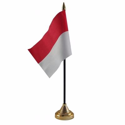 Vlag Indonesie tafelvlaggetje - 10 x 15 cm - met gouden standaard - Hoogte 27 cm Vlag Indonesie tafelvlaggetje - 10 x 15 cm - met gouden standaard - Hoogte 27 cm