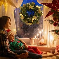 60 cm Verlichte Kunstkerstkrans met Warmwitte LED-Verlichting Dennennaalden Dennenappels en Bessen Kerstversiering op Batterijen