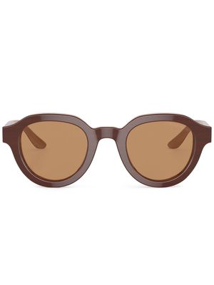 Giorgio Armani lunettes de soleil rondes à logo imprimé - Marron