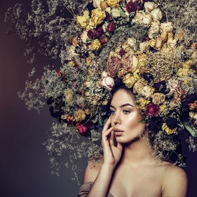 Foto Glas Art - Vrouw met gedroogde bloemen rond haar hoofd , 80x80, prachtig voor in de woon en of slaapkamer, inclusief ophang materiaal
