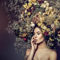 Foto Glas Art - Vrouw met gedroogde bloemen rond haar hoofd , 80x80, prachtig voor in de woon en of slaapkamer, inclusief ophang materiaal